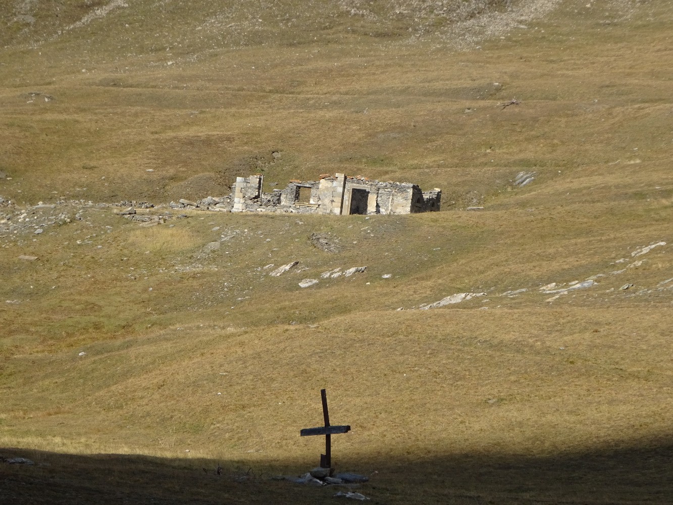 Refuge NapolÃ©on en ruines sous le col Lacroix