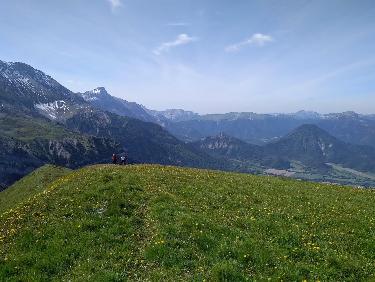 Une famille arrive au sommet