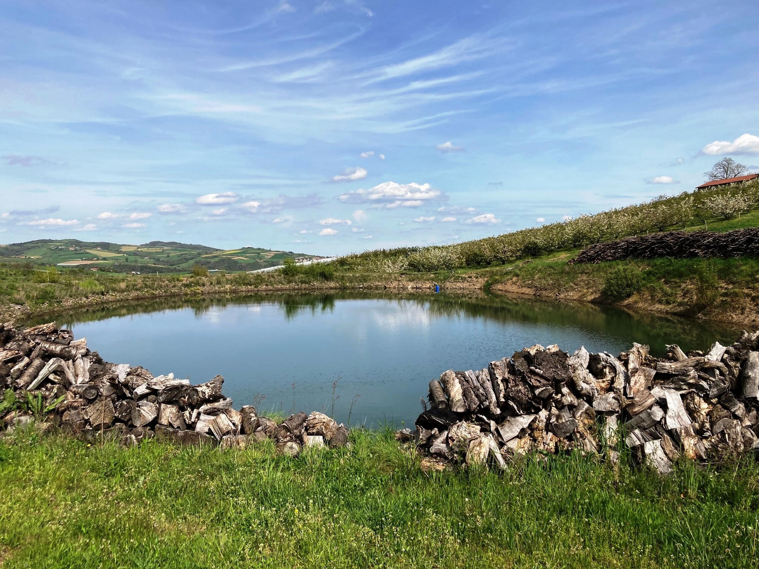 Retenue collinaire en fond de vallée