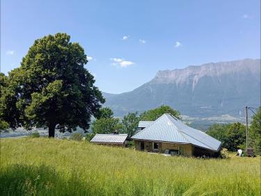 Retour dans la plaine face au massif des Bauges 