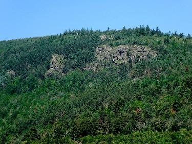 Roche de la Rivoire depuis la vallÃ©e du Ban