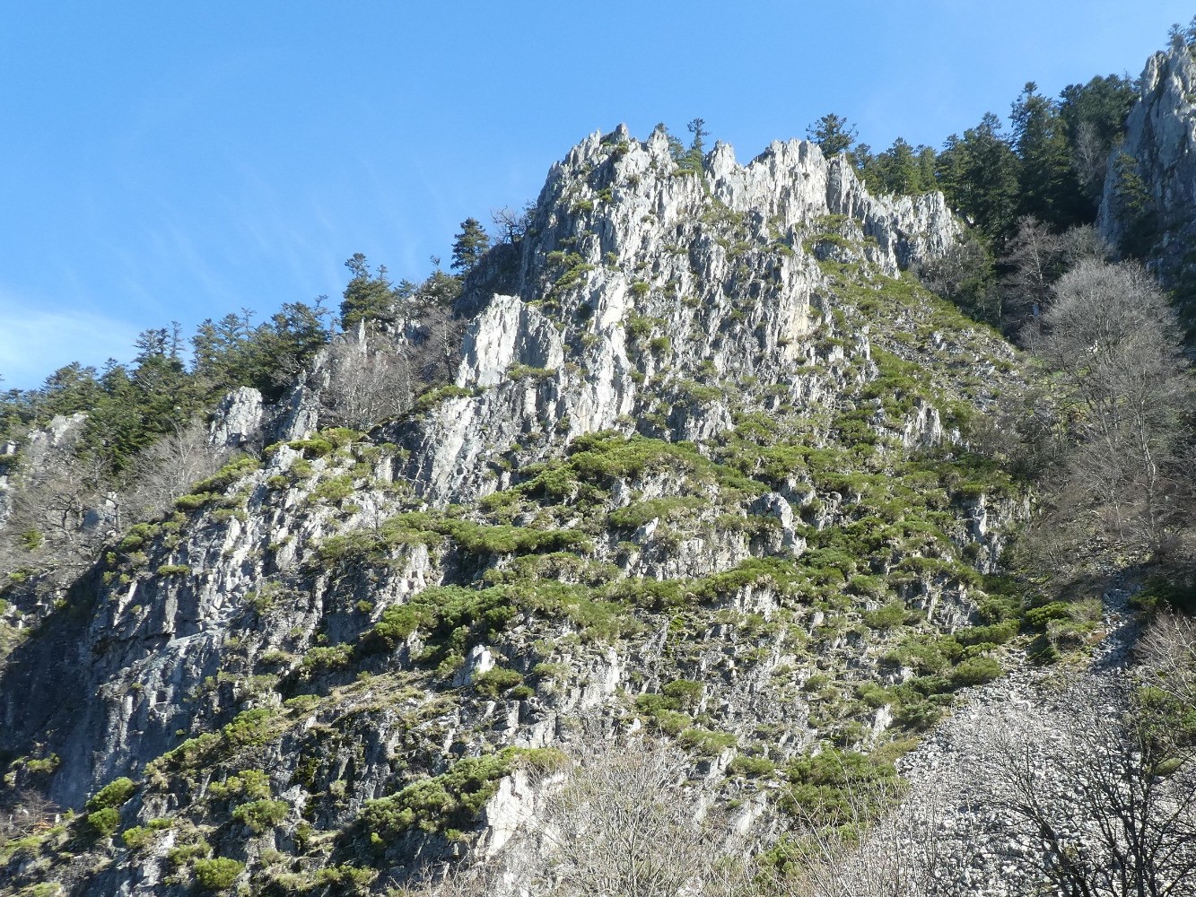 Rocher d'escalade à proximité de la cascade