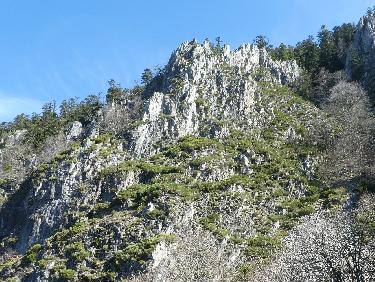 Rocher d&apos;escalade à proximité de la cascade