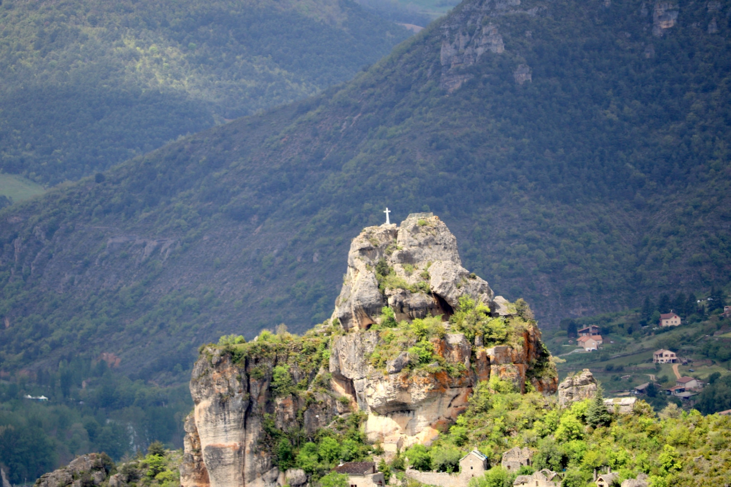 Rocher de Capluc depuis le balcon du Causse Noir en face