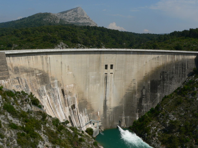 Sainte-Victoire derrière le barrage du Bimont