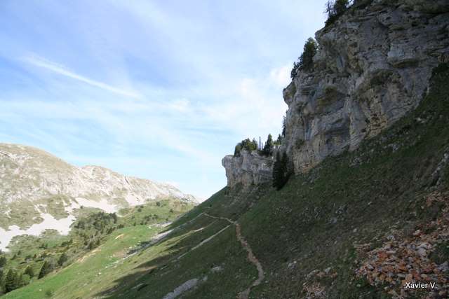 Sentier sous la falaise
