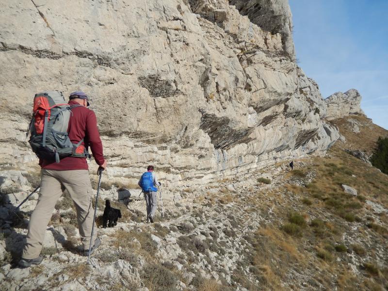 Sentier sous la falaise d'Aujour