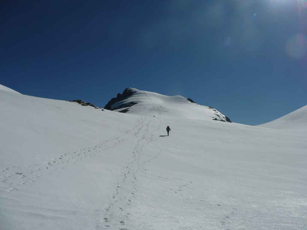 Sous la croix, la neige devient moins molle...