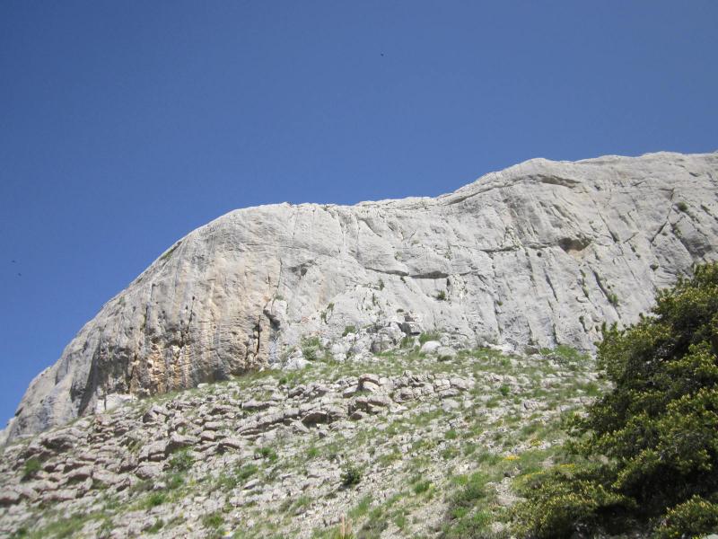 Sous la falaise