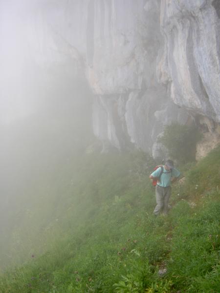 Sous les falaises à l'approche du Pas