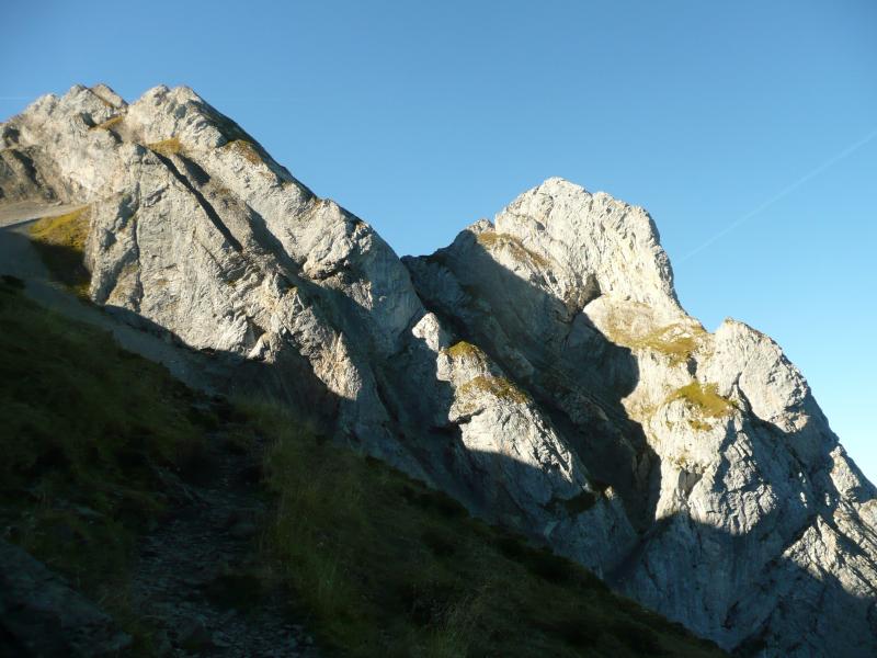 Sur le sentier à l'ombre de la combe