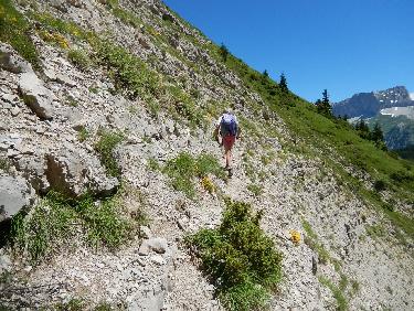 Sentier en balcon vers le col de Priau