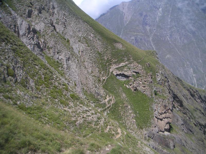sentier à flanc sous le col de la Coche