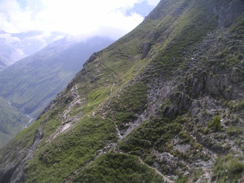 sentier à flanc sous le col de la Coche