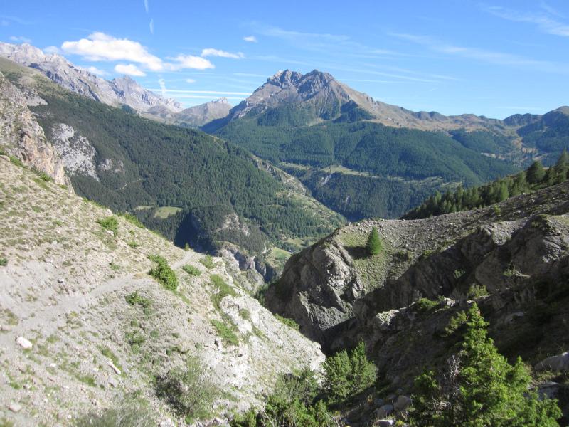 sentier au dessus d'une jolie petite gorge