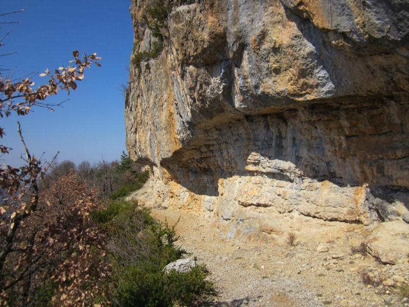 sentier sous la falaise