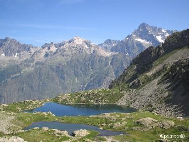 Lacs de Pétarel et sommets du Valgaudemar.