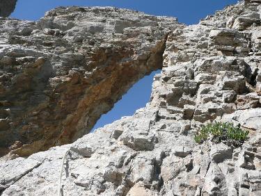 Fenetre sur l&apos;arête nord de la Pointe des Neyzets