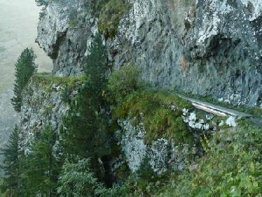 Taillé à flanc de falaise