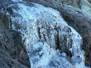 Ruisseau gelé dans le verrou de la Sitre