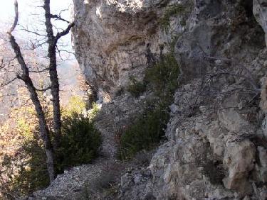 sous un bout de falaise