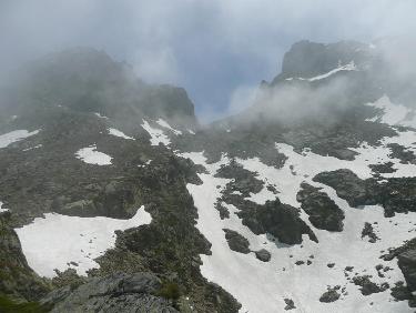 Soudain le col se découvre
