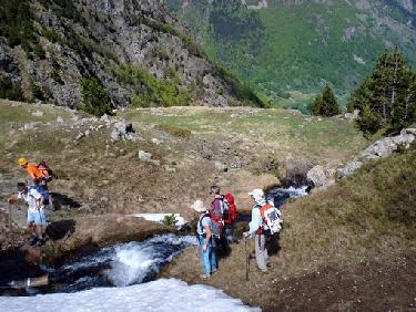 Traversée du torrent avant la descente