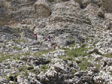 Dans les dalles au dessus du col
