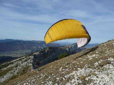 Un parapentiste au départ