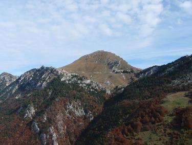 Le Colombier coiffé d&apos;une petite voile