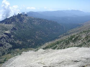 la vallée avec Bavella qui surplombe