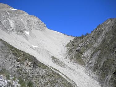 au-dessus du sentier