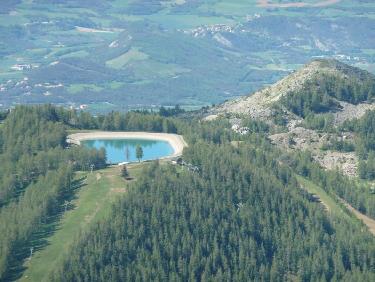 Bizarre... un lac au sommet