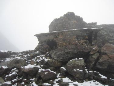 cabane près du mur du barrage