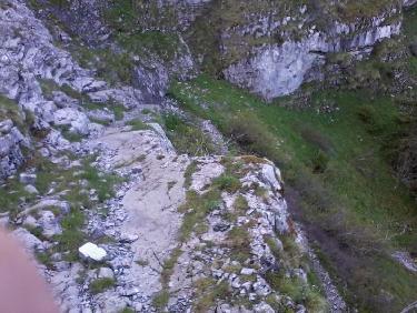 le sentier utilise judicieusement des dalles