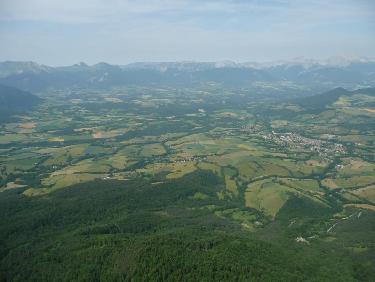 En vol face à la vaste plaine du Trièves