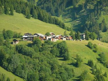 Le village de Lacour, en face