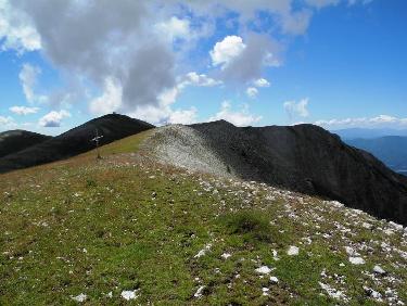 Sur la crÃªte, la croix commÃ©morative