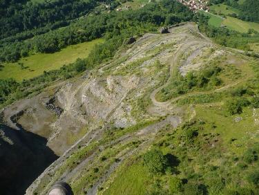 Survol d&apos;une carrière désaffectée