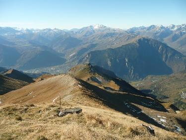 La piste d&apos;envol et Saint Jean tout en bas