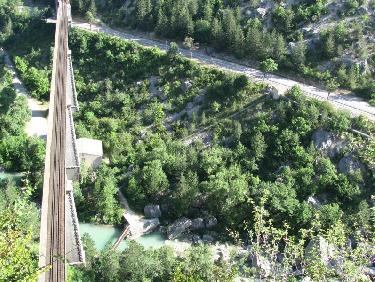 Le classique en surplomb de la voie ferrée.