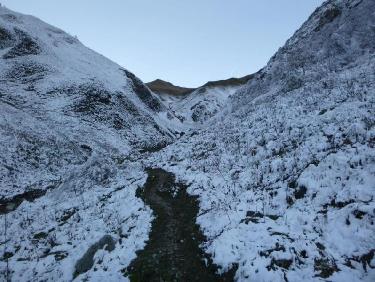 Ca caille ce matin sur le sentier givré