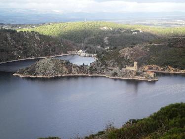 L&apos;Ã®le et le barrage de Grangent
