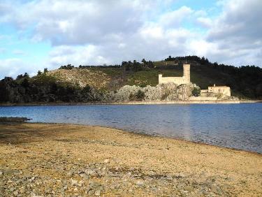 Le chÃ¢teau de Grangent (sur son Ã®le) depuis les Camaldules