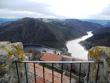 Du haut de la tour de Chambles (en face, le Plateau de la Danse)