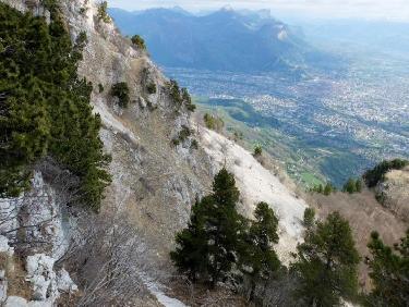 Début du sentier raide en face est