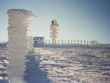 Poteau et champignon givrés
