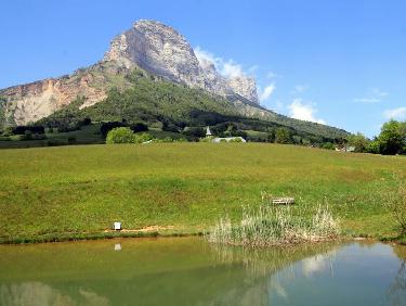 Le Tournoud au pied de la Dent de Crolles