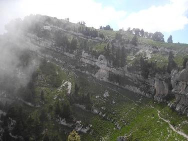 un bout du sangle entre les 2 pas