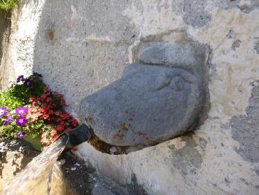Fontaine en tete de serpent au départ de la balade